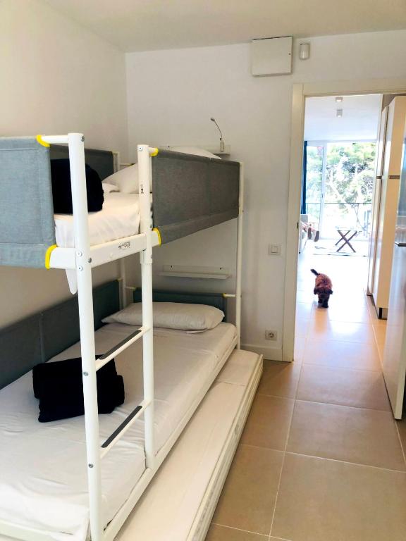 Posteľ alebo postele v izbe v ubytovaní SunAndBed Punta del Cavall