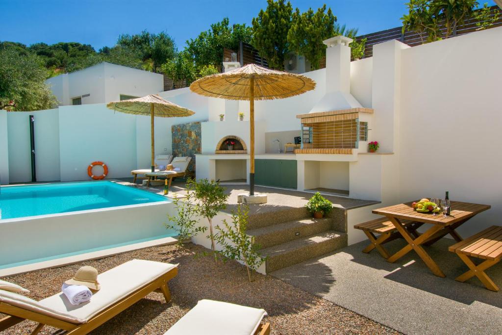 Bazén v ubytovaní Pakio Luxury Villa : Private Cretan Holidays alebo v jeho blízkosti