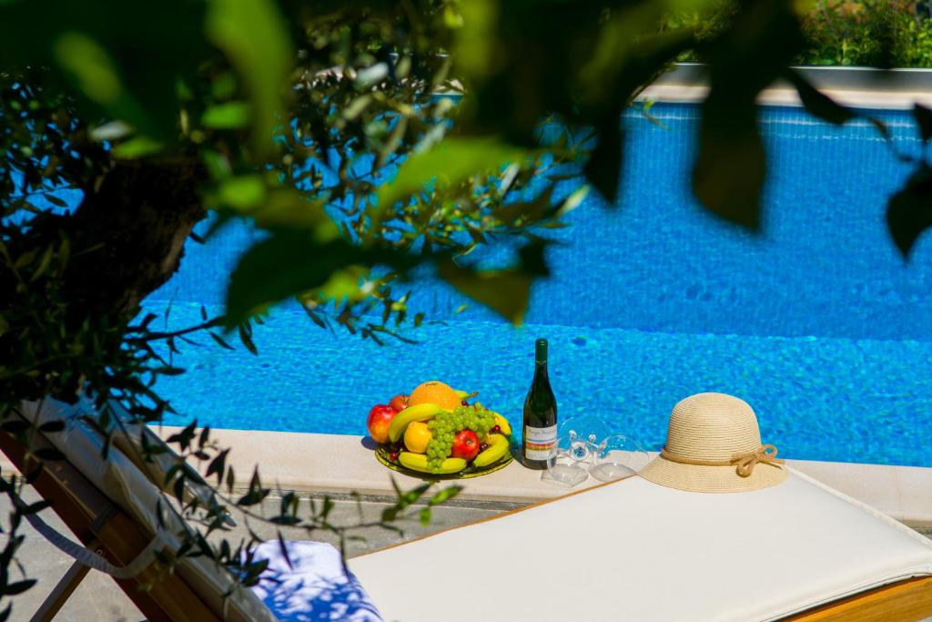 Bazén v ubytovaní Pakio Luxury Villa : Private Cretan Holidays alebo v jeho blízkosti