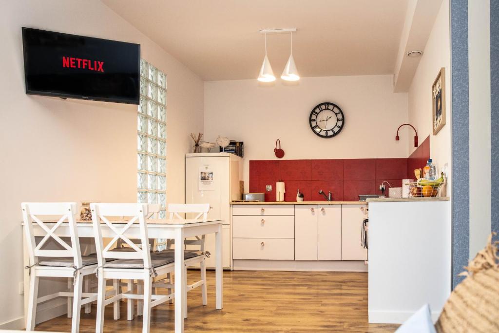 Kuchyň nebo kuchyňský kout v ubytování APARTAMENT SEASHELL KOŁOBRZEG BOCIANIE GNIAZDO