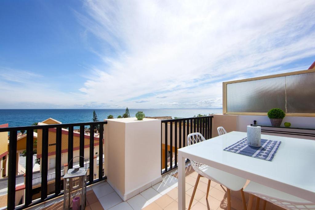 ein Balkon mit Tisch und Meerblick in der Unterkunft Romana Playa 555 in Marbella