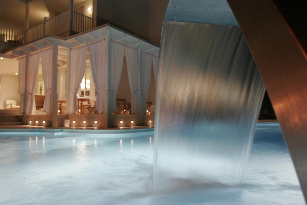 The swimming pool at or close to Le Rose Suite Hotel
