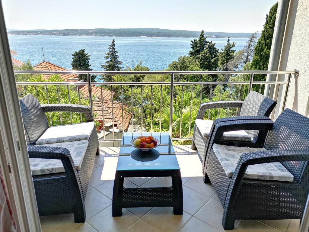 VILLA SARA 1, 50 m from the beach, balcony and sea view, private parking