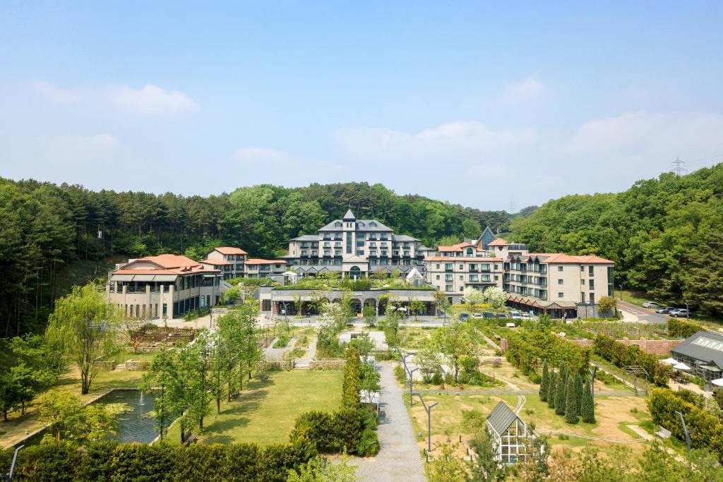 una vista aérea de un campus con edificios y árboles en Eden Paradise Hotel en Icheon