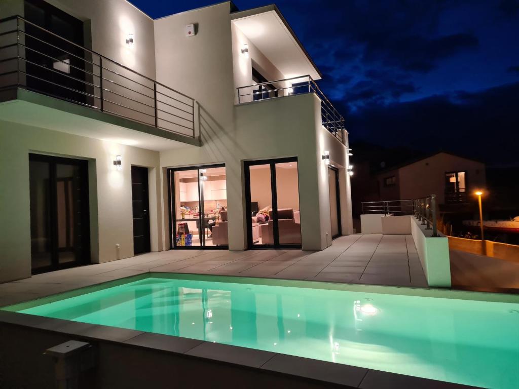 Πισίνα στο ή κοντά στο Villa de soleil à Cerbère,