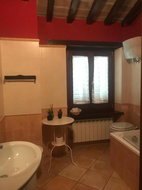 uma casa de banho com um lavatório, um WC e uma banheira em Casale Mille e una Notte em Perugia