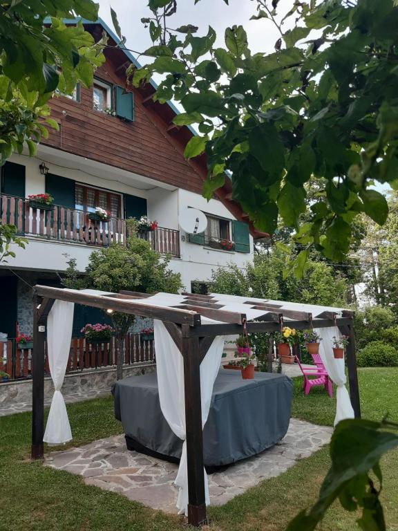 a pergola with a table in front of a house at B&B Villa Guido in Spezzano della Sila