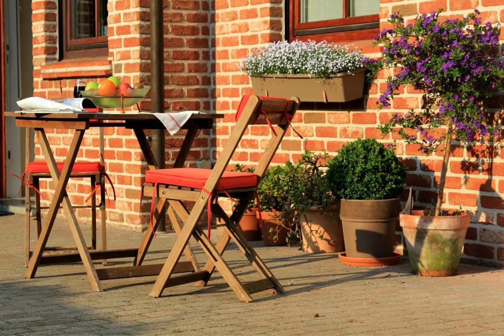 a wooden chair sitting next to a table with plants at B&B Laurus in Ieper