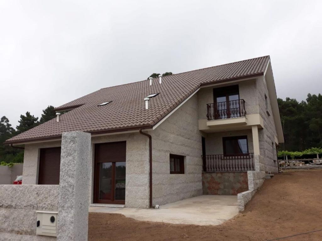 a house with a roof with a balcony at Andreamar in Cambados