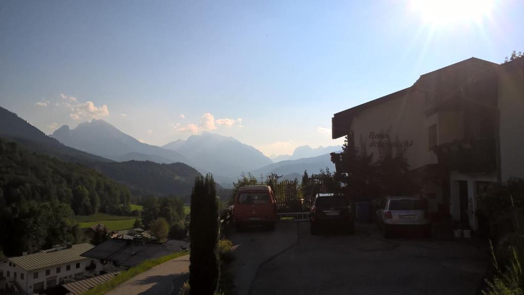 uitzicht op een straat met bergen op de achtergrond bij Haus Schönsicht in Berchtesgaden