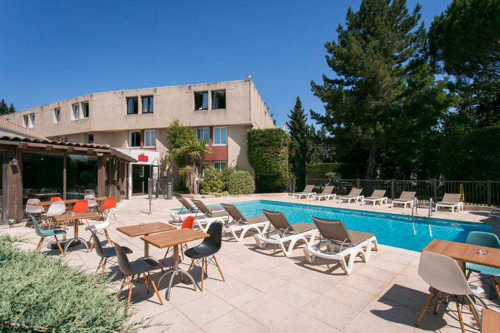 Bazén v ubytování ibis Avignon Sud nebo v jeho okolí