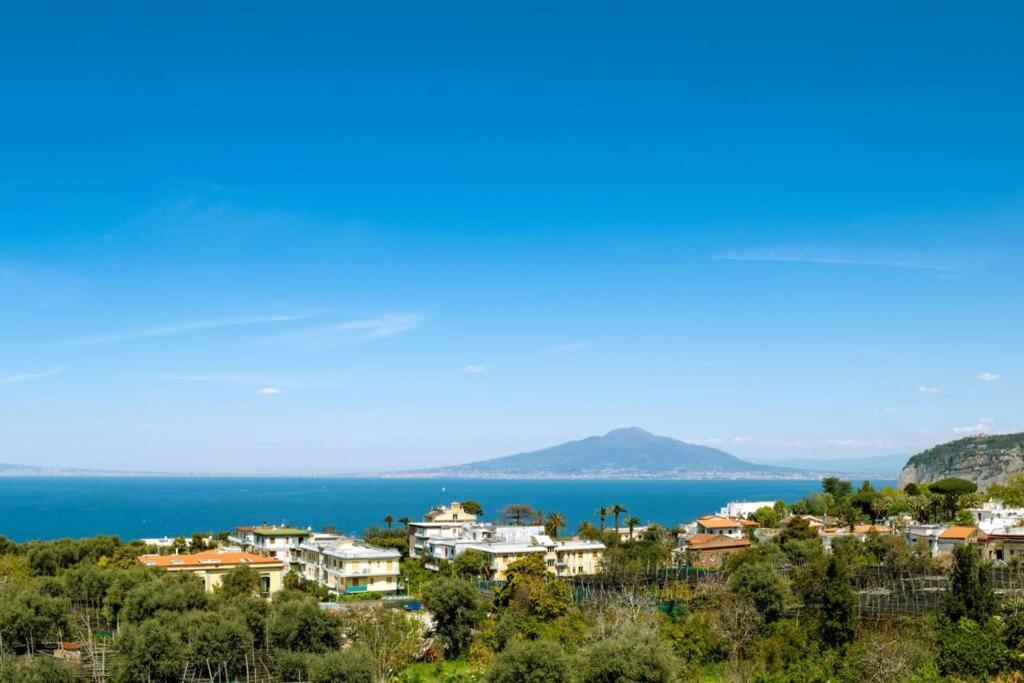 uitzicht op een stad en de oceaan bij WHITE HOUSE SORRENTO - CASA VACANZA in Sorrento