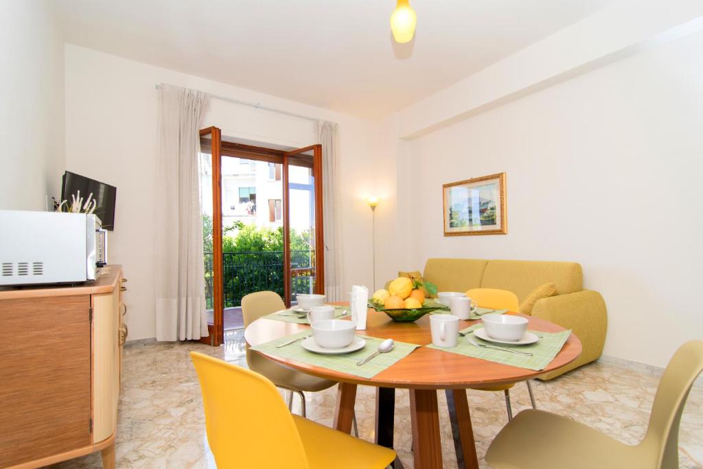 een eetkamer met een tafel en stoelen bij Casa Enza, for up to 5 people, Sorrento center in Sorrento