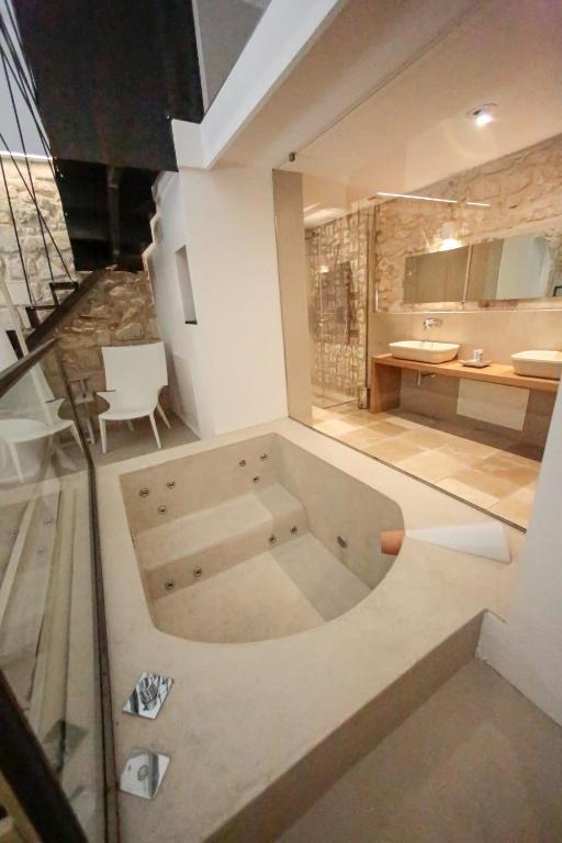 A bathroom at Masseria Francescani