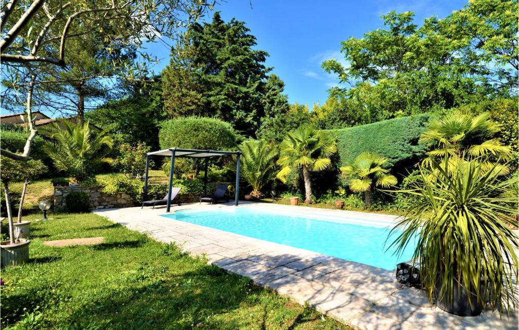 einen Pool in einem Garten mit Bäumen in der Unterkunft Stunning Home In St Privat Des Vieux With Kitchen in Saint-Privat-des-Vieux