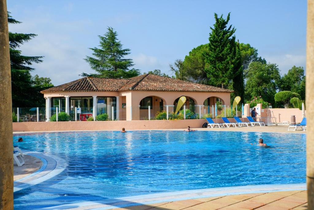 Bazén v ubytování Résidence Pierre & Vacances Les Parcs de Grimaud nebo v jeho okolí