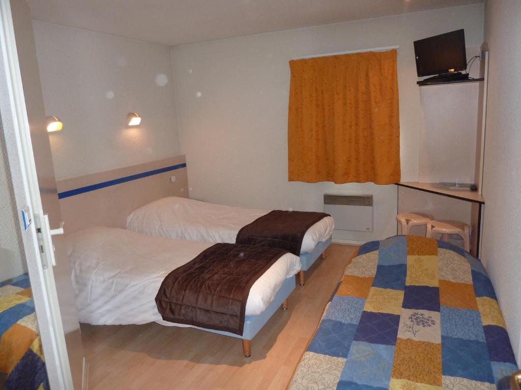 Postel nebo postele na pokoji v ubytování Lac'Hotel France