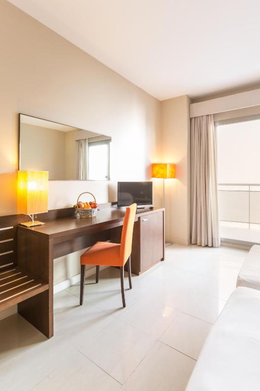 Cama o camas de una habitación en Hotel Bahía Calpe by Pierre & Vacances