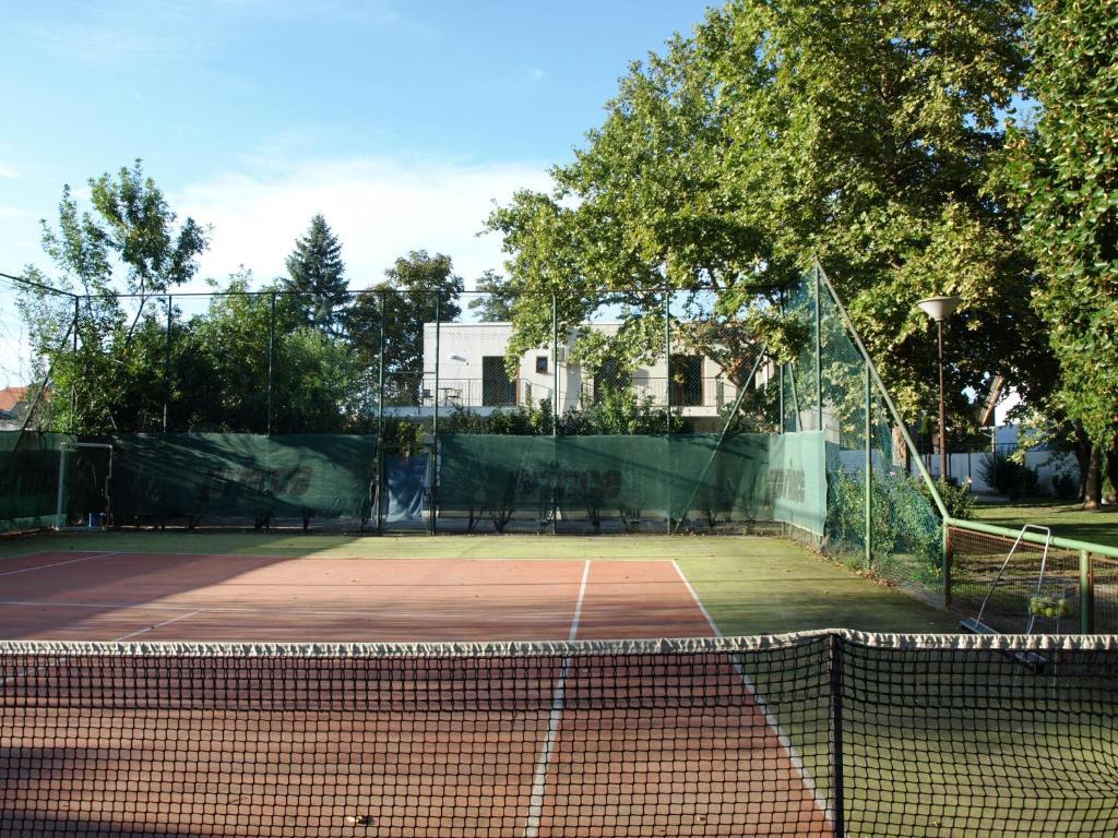 Tenis alebo squash v ubytovaní Garden Club Panzió alebo jeho okolí