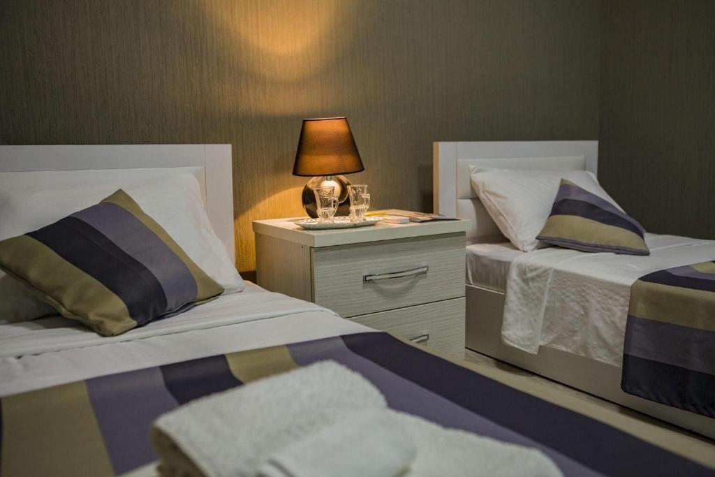 Postel nebo postele na pokoji v ubytování Twins Hotel