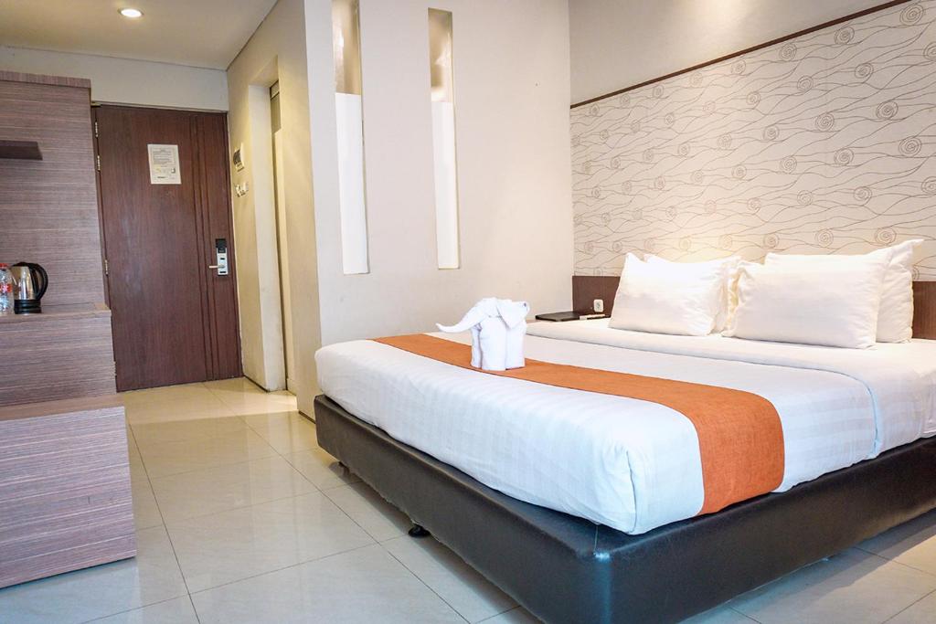 Postel nebo postele na pokoji v ubytování Andelir Hotel Simpang Lima Semarang
