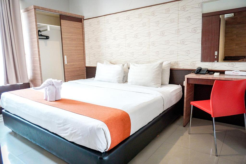 Postel nebo postele na pokoji v ubytování Andelir Hotel Simpang Lima Semarang