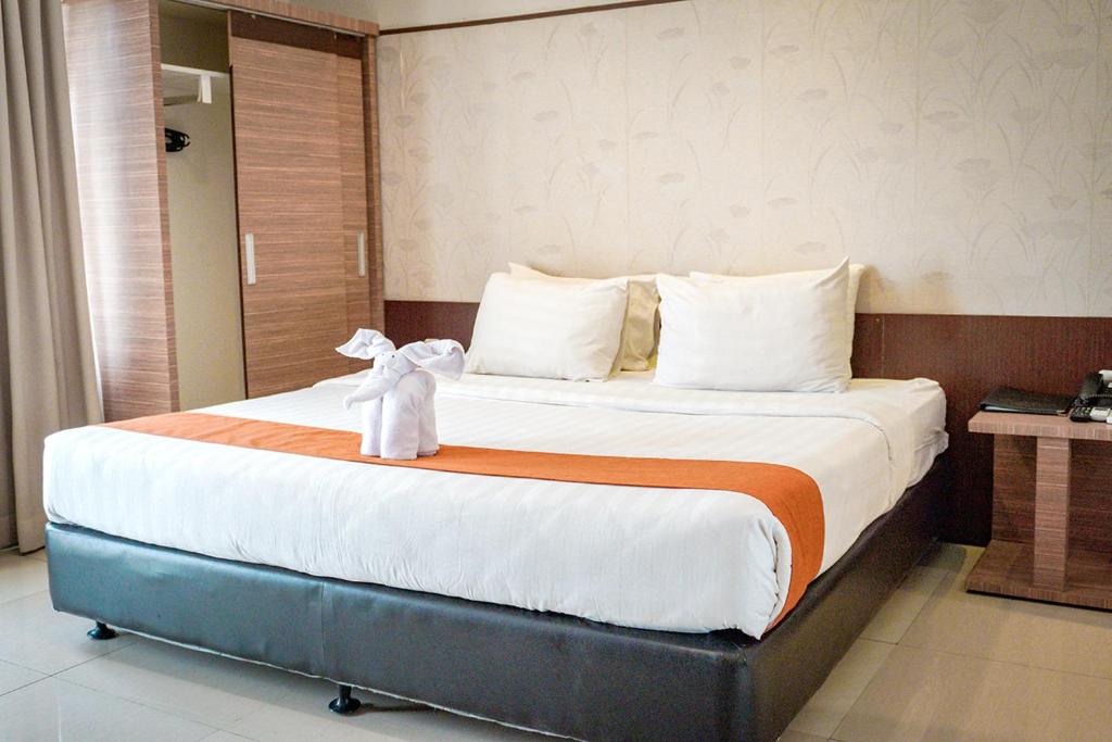 Postel nebo postele na pokoji v ubytování Andelir Hotel Simpang Lima Semarang