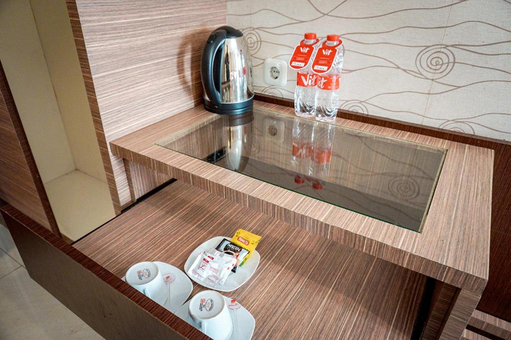 Příslušenství pro přípravu čaje a kávy v ubytování Andelir Hotel Simpang Lima Semarang