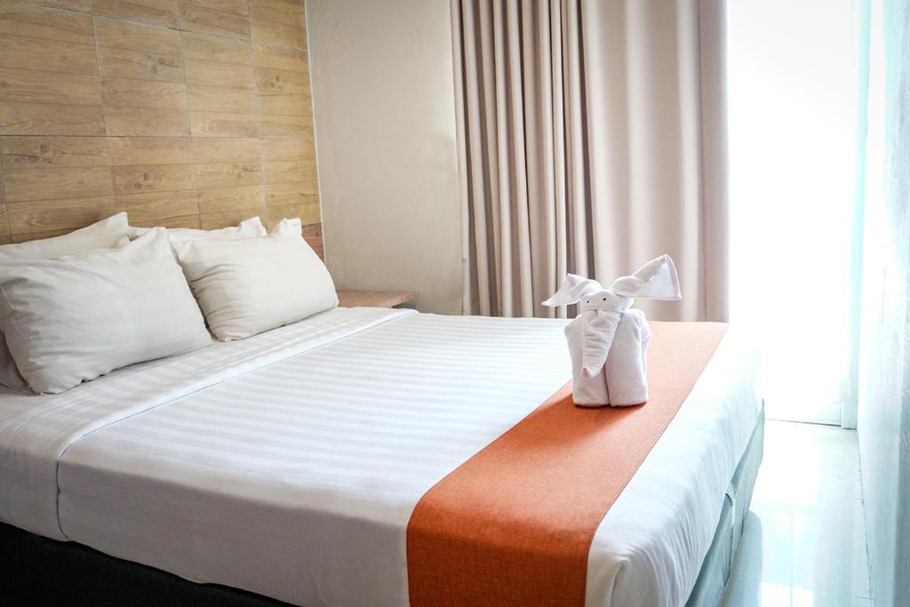 Postel nebo postele na pokoji v ubytování Andelir Hotel Simpang Lima Semarang
