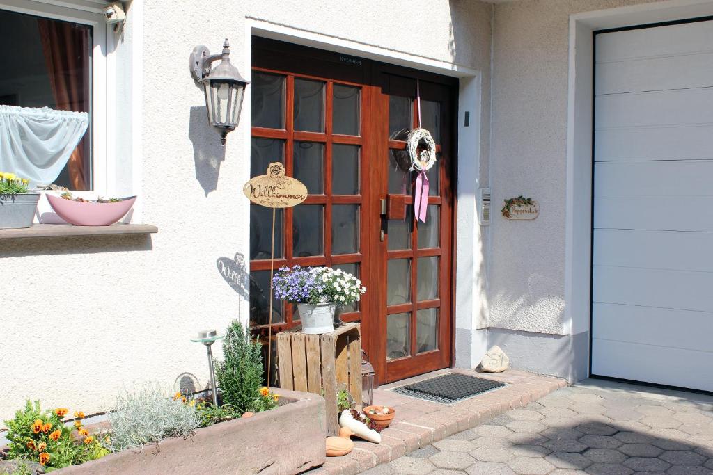 una puerta delantera de una casa con un cartel en la puerta en Ferienwohnung Bahnsen, en Lügde