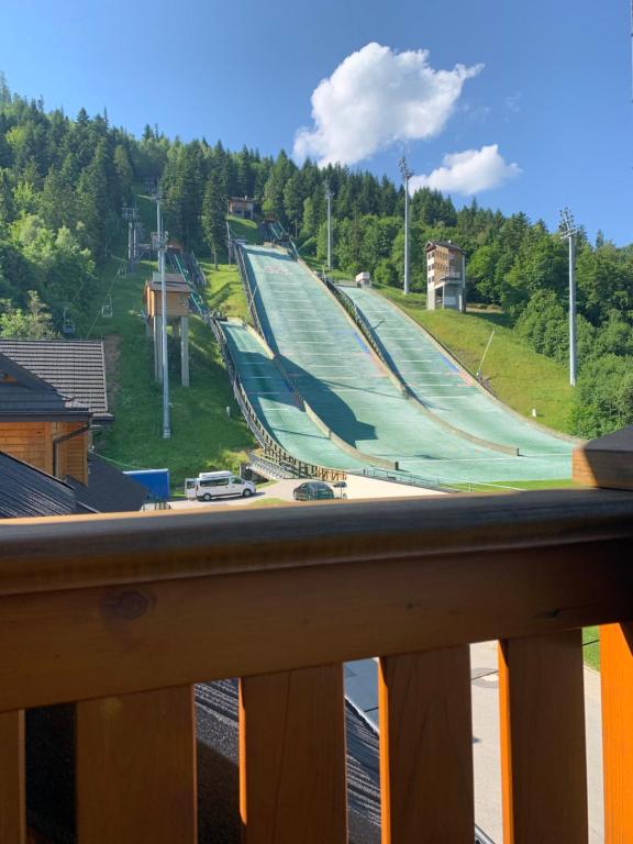 een balkon met uitzicht op een skatepark bij Sno Apartments in Szczyrk