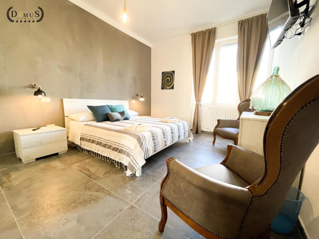 - une chambre avec un lit et une chaise dans l'établissement 4 Balconi rooms-Elements B&B, à Lecce