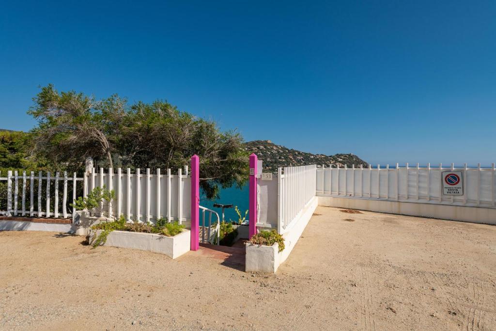 Zdjęcie z galerii obiektu Seafront Villa with private pool w mieście Marongiu