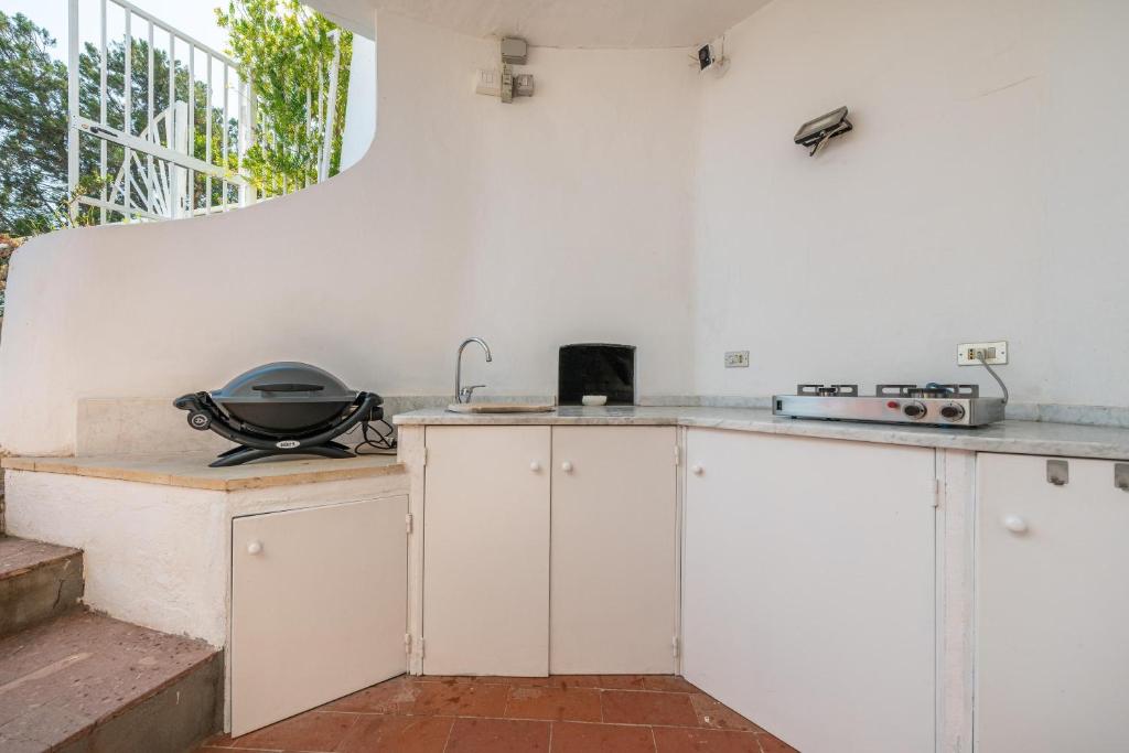 Kuchnia lub aneks kuchenny w obiekcie Seafront Villa with private pool