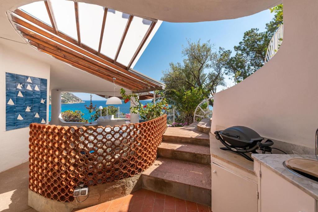 Zdjęcie z galerii obiektu Seafront Villa with private pool w mieście Marongiu