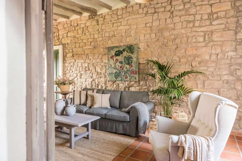 A seating area at Casa Pardal Coliving & Coworking