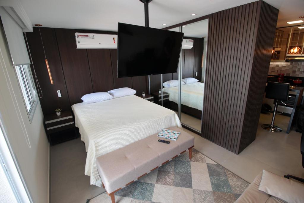 A bed or beds in a room at Flat 2211 - Guarulhos Aeroporto - Wi-fi - Estacionamento - Home Office - Shoppings