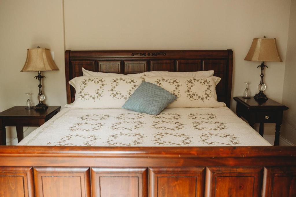 Carriage House Inn Four and a Half Stars - Deluxe King Studio