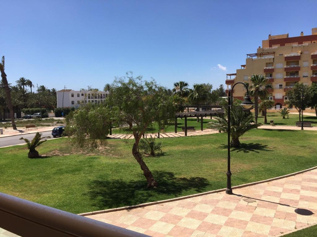Vonkajšia záhrada v ubytovaní APARTAMENTO LAS PALMERILLAS-RESIDENCIAL TORREQUEBRADA