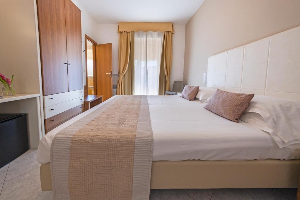 Posteľ alebo postele v izbe v ubytovaní Hotel Al Sole Bardolino
