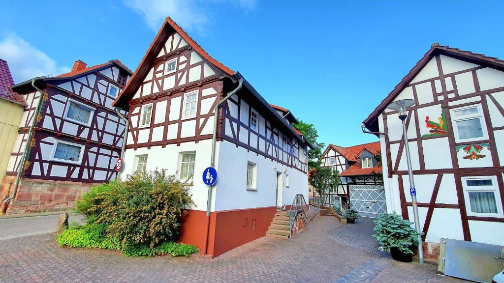 a building with brown and white at Zur Krone - Ferienhaus 2 in Widdershausen