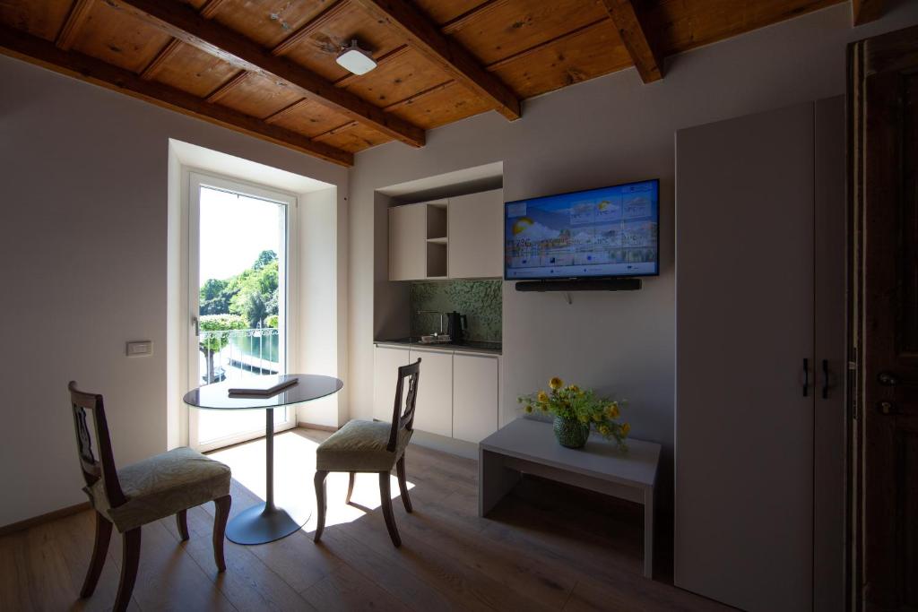 a kitchen with a table and chairs and a window at Casa Castagna 1620 in Mergozzo