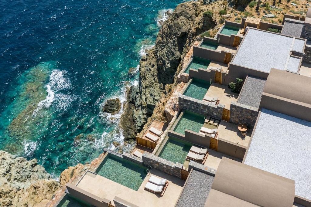 eine Luftansicht eines Resorts in der Nähe des Ozeans in der Unterkunft Acro Suites - A Wellbeing Resort in Agia Pelagia