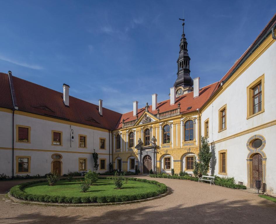 ein großes Gebäude mit einem Turm darüber in der Unterkunft Chateau Děčín in Děčín