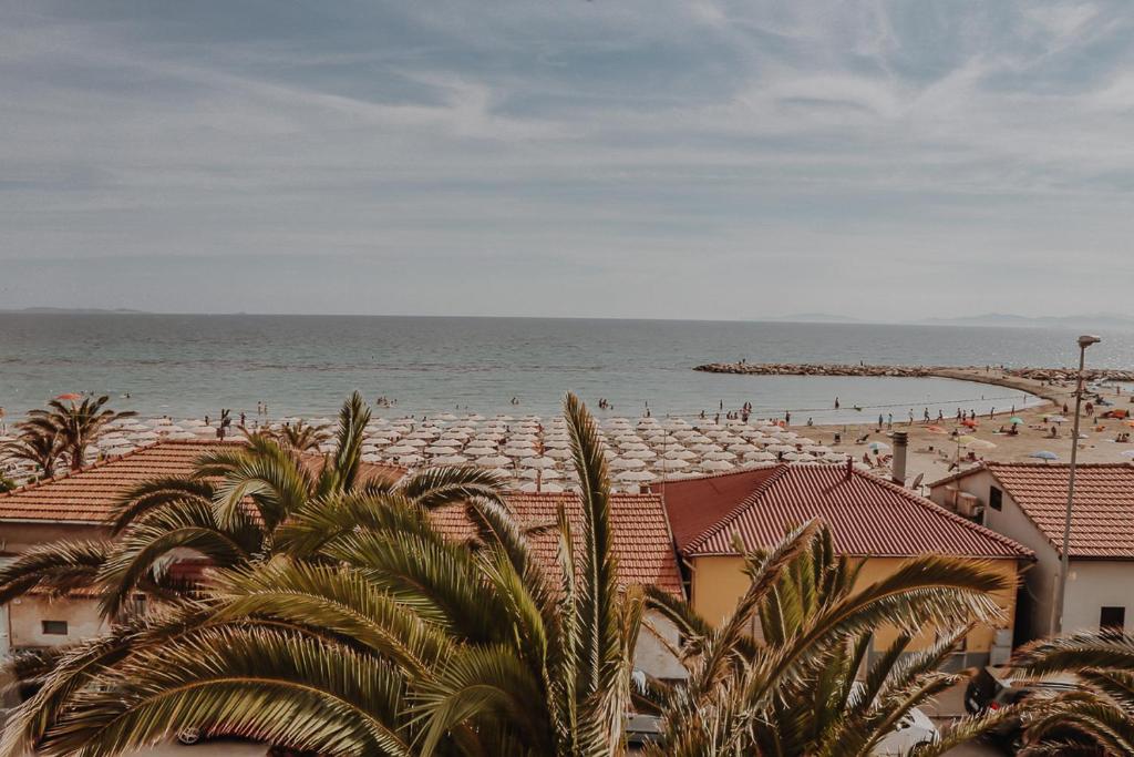 a view of a beach with a lot of people at Lampada di Aladino in Follonica