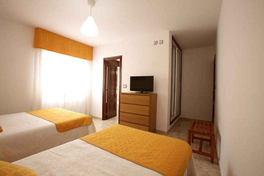 Hostal San Roque - Habitación Triple (2 Adultos + 1 Niño)