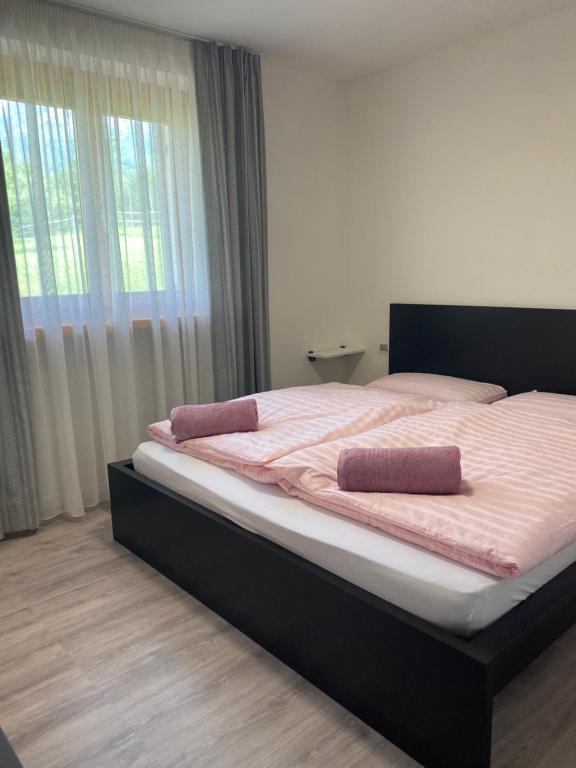 ein Bett mit zwei Kissen darauf in einem Schlafzimmer in der Unterkunft Al Tiglio Rooms in La Valle