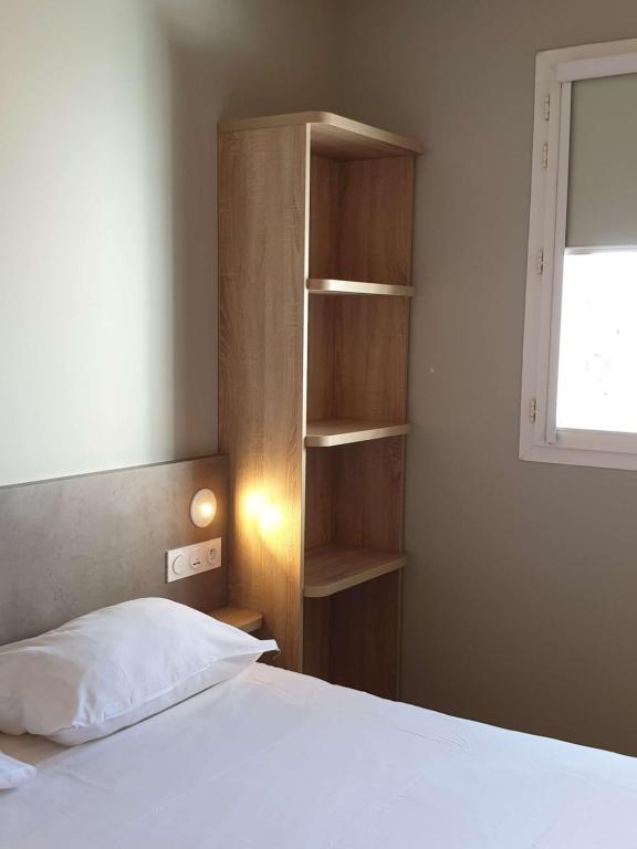 Postel nebo postele na pokoji v ubytování ibis budget Ciboure St-Jean-Luz