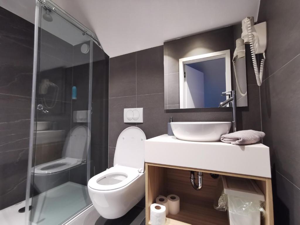 Koupelna v ubytování Cha Cha Rooms