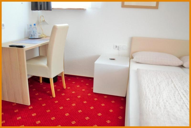 Postel nebo postele na pokoji v ubytování Hotel-garni 'Zum Weinkrug'